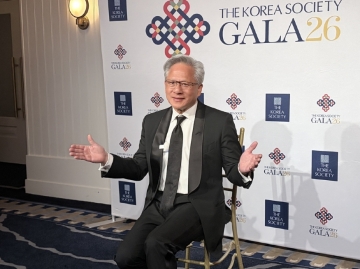젠슨 황 "AI는 폭주하지 않는다"⋯'책임 있는 낙관주의'로 본 AI 시대