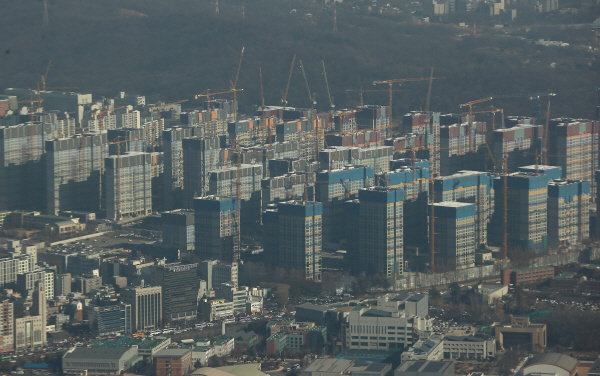 [크기변환]서울 시내 아파트 건설현장.jpg