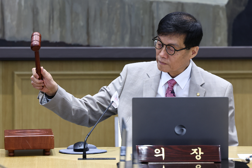의사봉 두드리는 이창용 총재.jpg 의사봉 두드리는 이창용 총재.jpg