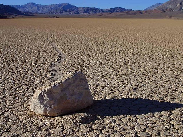 데스밸리의 레이스트랙 플레이야(Racetrack Playa) 세일링 스톤 픽사베이.jpg