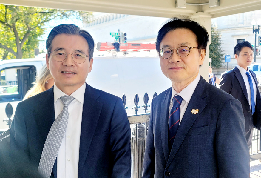 백악관 예산관리국 방문한 김용범 실장과 김정관 장관.jpg 백악관 예산관리국 방문한 김용범 실장과 김정관 장관.jpg