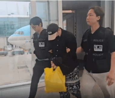 베트남에서 송환되는 사기조직의 한국인 중간책.jpg