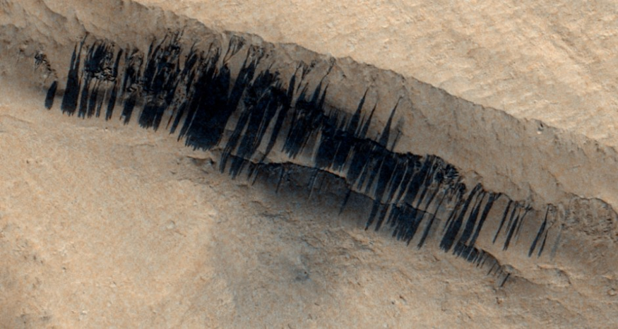 화성 아폴리나스 몬스의 바코드 모양 검은 줄무늬 경사면 ESA.jpg