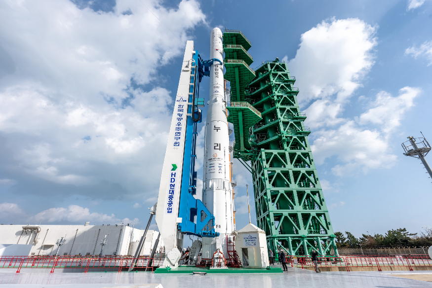 누리호 기립 완료.jpg