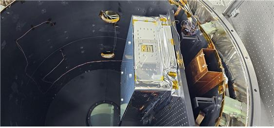 차세대중형위성 3호에 탑재된 바이오캐비넷.jpg