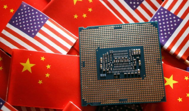 미중 국기와 반도체칩.png