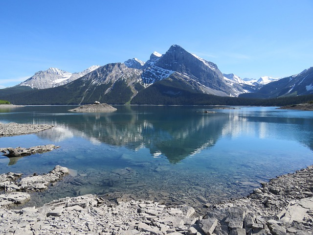 upper-kananaskis-lake-1440110_640.jpg