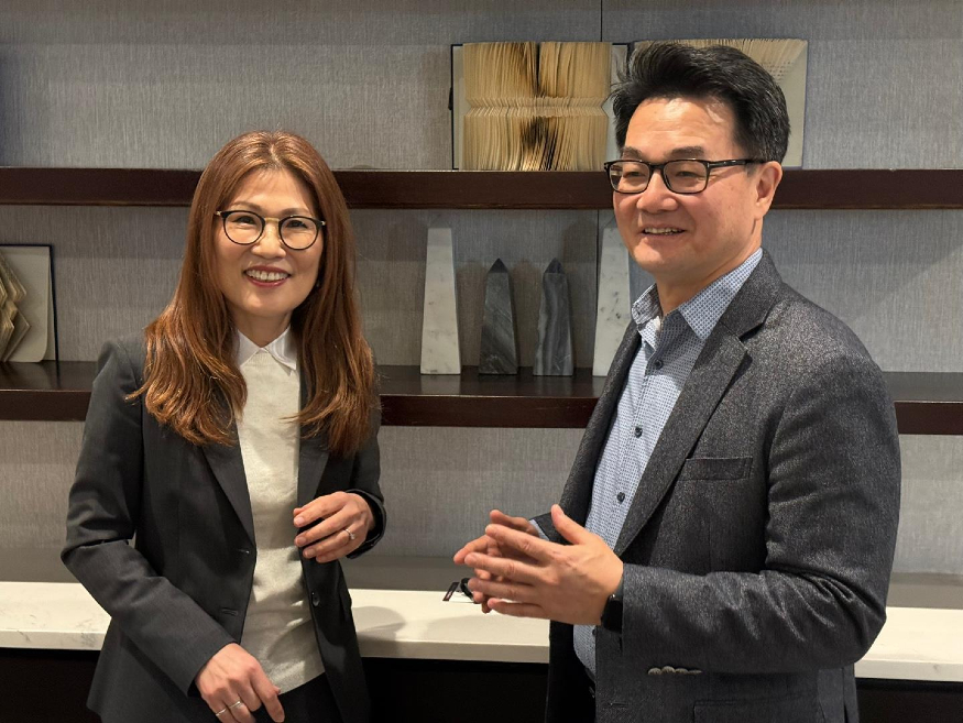 전미경제학회 연차총회장의 김성현 교수(오른쪽)과 장유순 교수.jpg