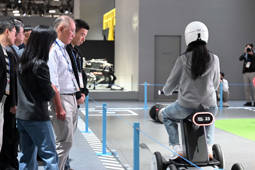 정의선, 차세대 자율주행 모빌리티 플랫폼 '모베드(MobED)' 시연.jpg