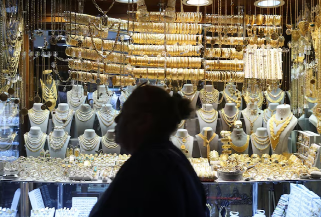 튀르키예 이스탄불 각종 금제품을 진열한 귀금속가게 모습.png