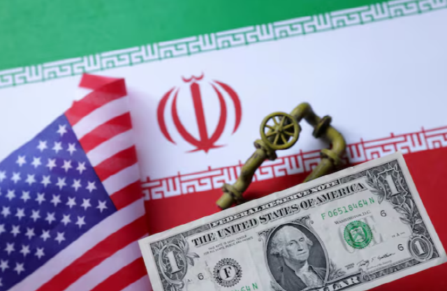 미국과 이란 국기와 1달러 지폐.png