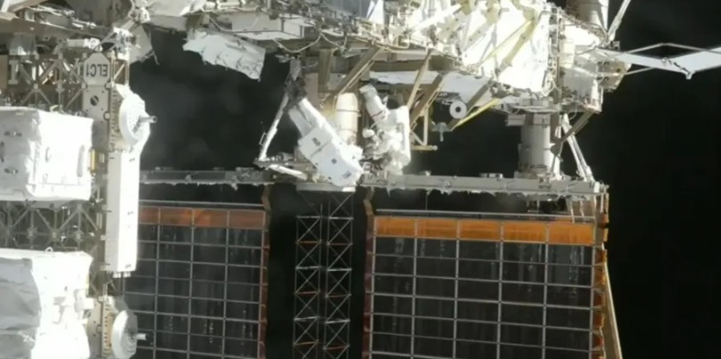 NASA 우주비행사 2명 ISS 우주 유영.jpg